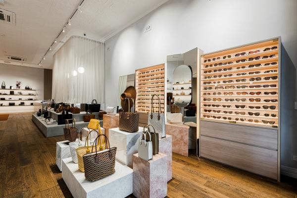 weiße Einbauleiste rahmt Glasvitrinen mit sanfter LED Beleuchtung